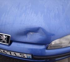 Voila le résultat quand le camion benne des couvreurs rentre dans ma voiture. Encore plus fort, ils refusent de l'admettre. GRRRRRRRR!!!!!!