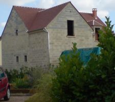 Pose des appuis-fenêtres de l'étage terminée...