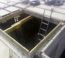 Coffrage de vide de hall et rouleaux de gaines &eacute;lectriques cabl&eacute;es pr&ecirc;tes &agrave; &egrave;tre pos&eacute;es