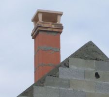 Arase de pignon décoffré et chapeau de cheminée installé