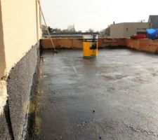 Toit terrasse on voit bien à gauche du mur la partie du ravalement cassée