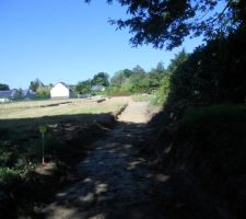 Le petit chemin longeant notre terrain  et allant vers le centre du bourg