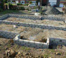 Vue d'ensemble des parpaings coulés du tas de terre