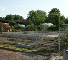 Vue de l'ensemble des parpaings à l'extérieur de la propriété