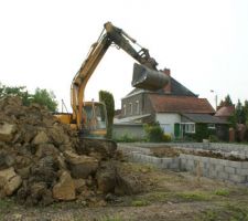 Remplissage avec la terre enlevée lors du terrassement des fondations