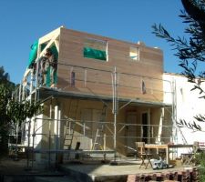 Montage des 4 murs contre charpente bois