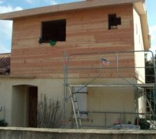 Finalisation des murs en panneaux sandwiches et réalisation de la toiture en panneaux sapin isolant