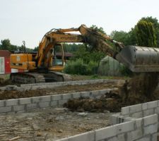 Remplissage par de la terre argileuse puis viendra le sable...
