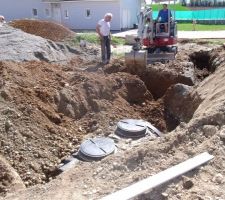 Je creuse le champ d'épandage , en premier plan la fosse de 4000 L.
