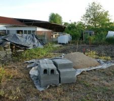 Arrivée des matériaux pour fondation de l'abri de jardin sur terrain