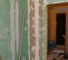 Coffrage du tuyau de la chemin&eacute;e dans la salle de bain