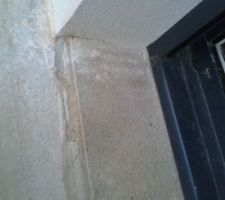 Seuil d'une baie vitrée abimé lors de la construction.