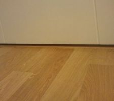 2 cm entre la porte et le sol. Cela laisse passer la lumière et le bruit.