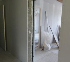 Mise en place placo sur mur entre cuisine et salon, par mes soins