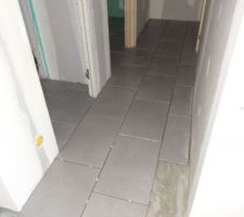 Wc, couloir, cellier, pose du carrelage par mes soins