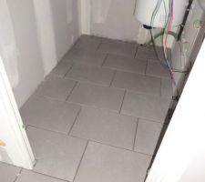Couloir, cellier, carrelage pos&eacute; et joint&eacute; par mes soins