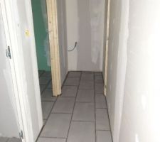 Sdb,wc, couloir, cellier, carrelage pos&eacute; et joint&eacute; par mes soins