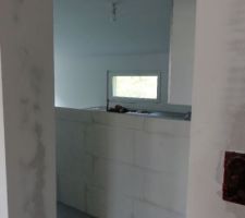 Pose de ma cuisine Ikea, avec muret en béton cellulaire pour séparation "couloir" par mes soins