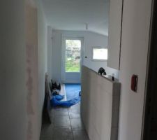 Pose de ma cuisine Ikea, avec muret en béton cellulaire pour séparation "couloir" par mes soins