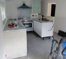 Pose de ma cuisine Ikea, avec muret en béton cellulaire pour appui plan travail coté lave vaisselle, et séparation "couloir" par mes soins