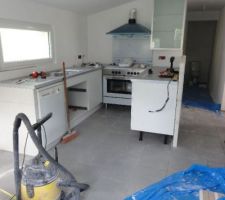 Pose de ma cuisine Ikea, avec muret en béton cellulaire pour appui plan travail coté lave vaisselle, et séparation "couloir" par mes soins