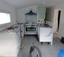 Pose de ma cuisine Ikea, avec muret en béton cellulaire pour appui plan travail coté lave vaisselle, et séparation "couloir" par mes soins