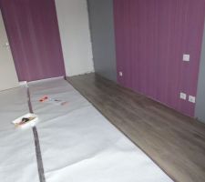 Chambre, peinte en gris béton,et papier peint; pose parquet flottant chêne ancien
