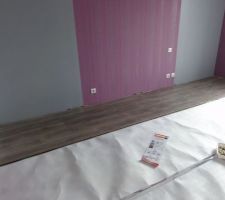 Chambre, peinte en gris béton,et papier peint; pose parquet flottant chêne ancien