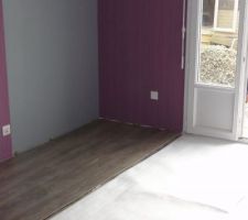Chambre, peinte en gris béton,et papier peint; pose parquet flottant chêne ancien