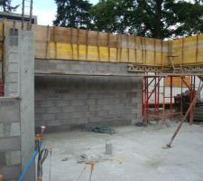 Mise en place des coffrages pour le coulage des linteaux, ici pour la baie vitrée en angle du séjour