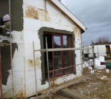 Pose de l'enduit pour coller la trame de verre sur le pignon Sud Ouest