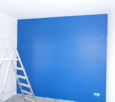 Chambre du petit un pan en bleu le reste en gris