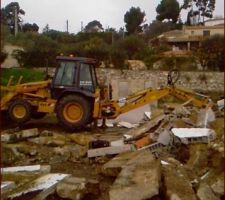 Le tracto est la, en avant la démolition des anciens bureau et fondation de la serre.