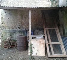 L'appenti remplit du garage et des autres grange on essaye de tout stocker en un meme point