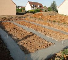 Un mois plus tard apr&egrave;s que le trou soit creus&eacute;, enfin les fondations sont coul&eacute;es