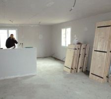 La cuisine derrière le muret.
Emplacement du poele à bois derrière les grands volets.