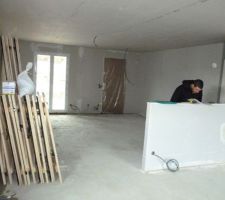 Le salon vu de la cuisine.