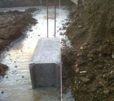 Les fondations avec implantation de la maison, je trouve ca assez limite, ils auraient pu centrer tout ca
Mon chef de chantier m'assure que cela ne craint rien
