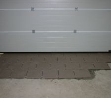 Pose du d&eacute;part du carrelage dans le garage.