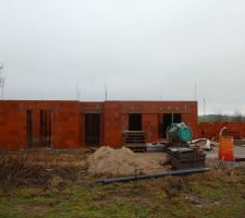 Vue face avant maison avec chainage et dalle coul&eacute;e