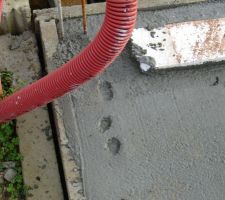 Dans l'angle de la maison coté garage....et cerise sur le gateau,un morceau de polystyrene bien fixé dans le beton egalement...