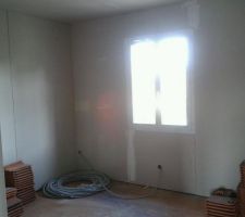 Chambre 2 (future chambre de bébé)