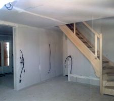 24/12 Eh oui le plaquiste est passer dans l'aprés midi pour mettre en place l'escalier