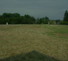 Le lotissement où nous devons être 16 maisons, là bah ... pour l'instant on va pas être déranger, nous ne sommes que 2 maisons en construction