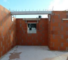 La petite fenetre de la chambre des grands, avec son coffre de volet roulant et la poutre