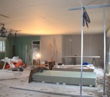 Vue du salon/salle &agrave; manger, cuisine depuis la chambre