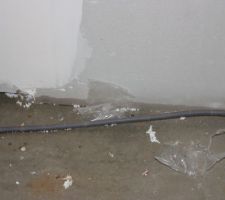Idem sur quasiment la moitié du salon, il ont du arrosé la dalle ou faire le béton dans la maison...