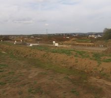 Vu du fond du lot apr&egrave;s pose des compteurs. Les terrains n'&eacute;taient encore pas de niveau, ce n'est plus le cas aujourd'hui. Au milieu la voirie provisoire n'est pas encore en place.