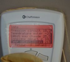 Les informations délirantes du programmateur :
Pression circuit : 18.2 bars !
Température sélectionnée : 213 °C
Température extérieure : -20 °C
(j'ai vérifié, c'est bien de °C et non des K ou °F).