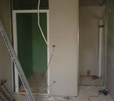 Chambre 4 (la nôtre) au rez de chaussée, salle d'eau au fond